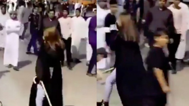 بالفيديو- سعودية تنهال بالضرب على مجموعة من الشبان في الرياض