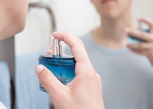 زجاجة عطر تحرق رجلًا عربيًّا وابنه