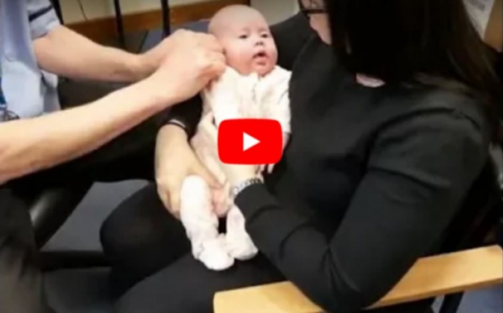 شاهد رد فعل طفلة سمعت صوت والدتها للمرة الأولى