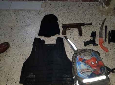 الاحتلال يعتقل 7 مواطنين ويصادر سلاحا بالخليل