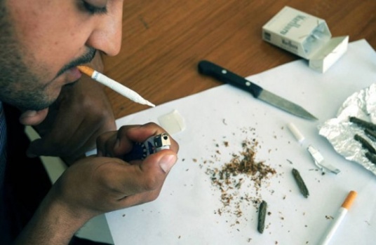 مواطن من جنين يسلم ابن شقيقه للشرطة لحيازته مواد مخدرة