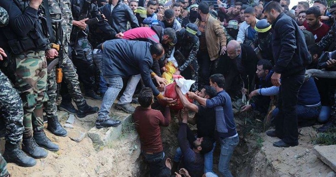 غزة تشيع شهدائها وتعلن الإضراب والحداد العام