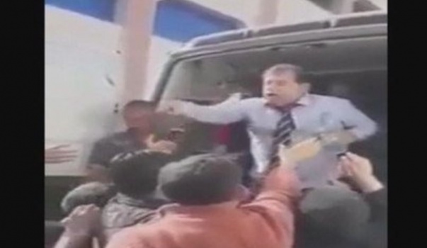 نائب سوري يذل النازحين السوريين&hellip; المساعدات مقابل الهتاف لبشار الاسد!