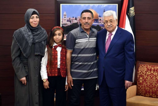 بالصور..الرئيس يستقبل الطفلة انعام العطار وعائلتها