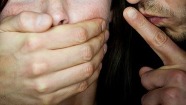 رجل أعمال اختطف موظفة ليجبرها على الاستمرار في علاقتهما!