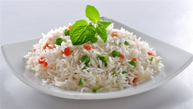 بالفيديو &ndash; مطعم سعودي يقدّم الأرز بالصراصير!