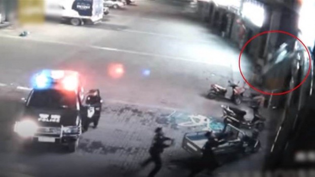 بالفيديو- شرطي "بطل" ينقذ سيدة سقطت من النافذة