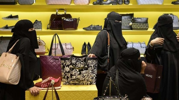 بالفيديو &ndash; تشابك نسائي عنيف داخل مركز تجاري في السعودية!