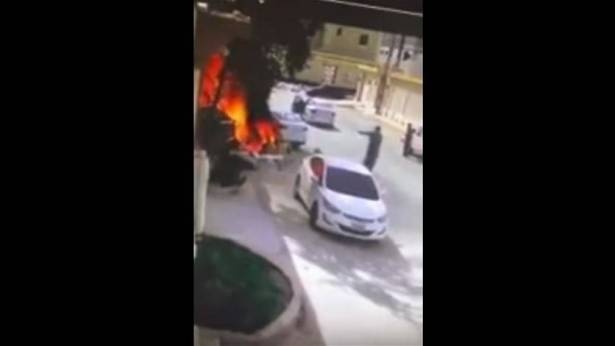 بالفيديو – هكذا انقذ سعودي سيارة من حريق كبير..!