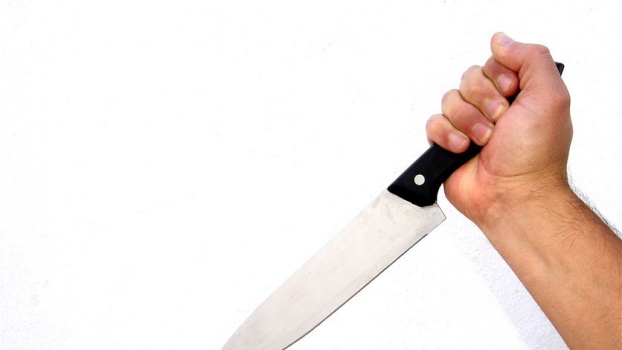 حاول طعن شقيقه فقتل والده عن طريق الخطأ!