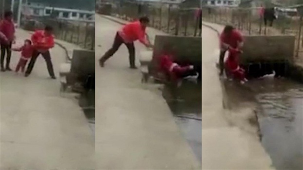 بالفيديو &ndash; شجار بين 3 سيدات يدفع بإحداهن إلى رمي طفل في قناة الصرف الصحي!