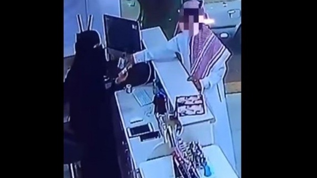 بالفيديو&hellip; لص ذكي يخدع سيدة في متجرٍ سعودي
