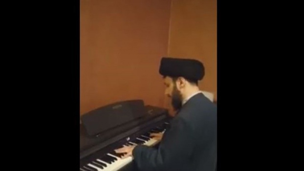 بالفيديو- رجل دين لبناني يثير الجدل بسبب عزفه على البيانو
