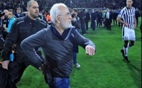 رئيس ناد يقتحم الملعب بمسدس مهددا الحكم بعد إلغاء هدف (فيديو)