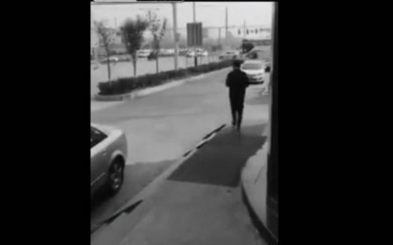 بالفيديو: انشغل بهاتفه وهو يمشي.. فماذا حلَّ به!