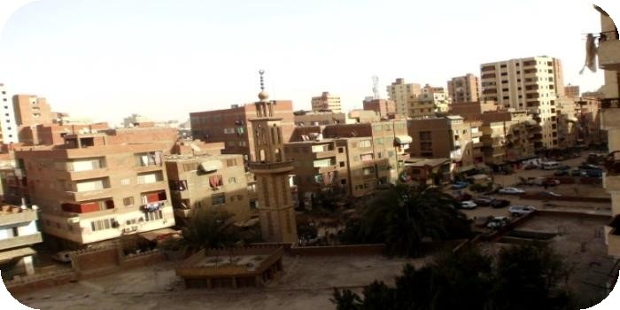 مصري يلقي زوجته من الطابق الثالث لشكه في سلوكها!
