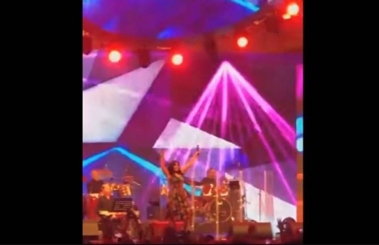 فيديو| لحظة سقوط شيرين عبد الوهّاب على المسرح في موقف أحرجها!