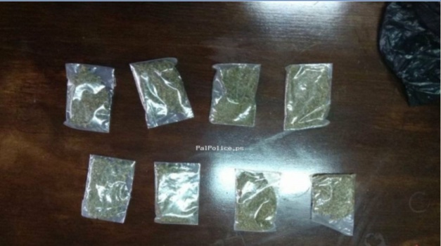 شرطة جنين تقبض على شابين بتهمة حيازة مواد مخدرة والتشهير بمواطنة عبر الفيسبوك