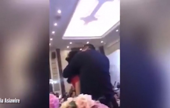 والد العريس يقبل العروس في حفل الزفاف ويشعل معركة (فيديو)