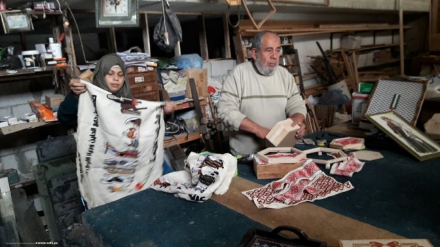 بالصور.."نفين" تُشارك زوجها النجّار بمطرزاتها