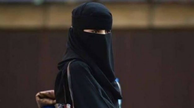 معركة شرسة وتبادل لكمات بين فتيات سعوديات في مركز تجاري (فيديو)