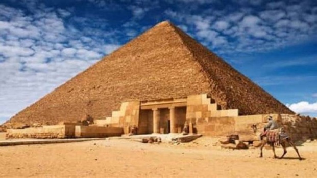 حاول الانتحار من أعلى هرم خوفو والسبب.. !
