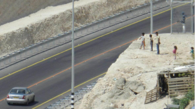 إصابة مستوطن جراء رشق مركبته بالحجارة شمال رام الله