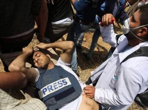 استشهاد شاب وصحفي متأثرين بجراحهما بغزة