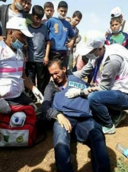 استهداف نقطة طبية إصابة صحفيين أحدهما في الرأس خلال المواجهات شرقي رفح وغزة