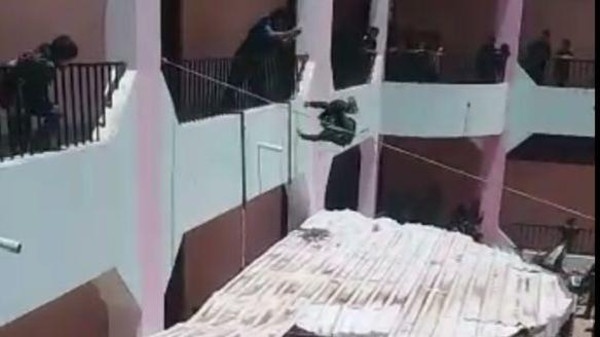 بالصور.. مدير مدرسة يمنية يرمي الطلاب من الدور الثاني