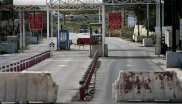 الاحتلال يغلق حاجز "دي سي أو" شمال البيرة