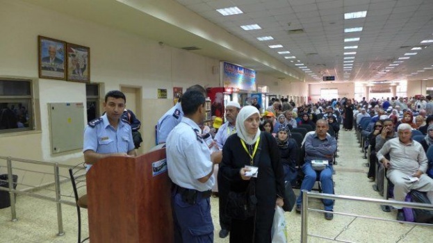 الاحتلال يمنع 14 مواطناً من السفر عبر معبر الكرامة