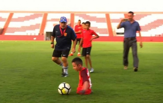 مارادونا يحقق حلم طفل بلا قدمين