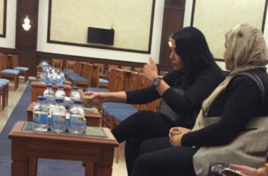 صور مسرّبة من عزاء والدها .. شيرين تكسر هاتف واحدة من الحضور!