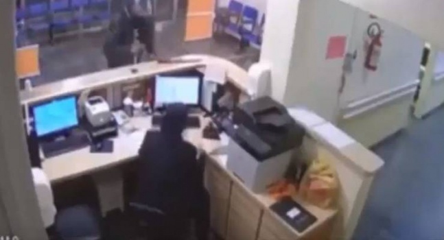 فيديو| رجل يشعل النيران بمستشفى تأخر عن تقديم الرعاية لابنه