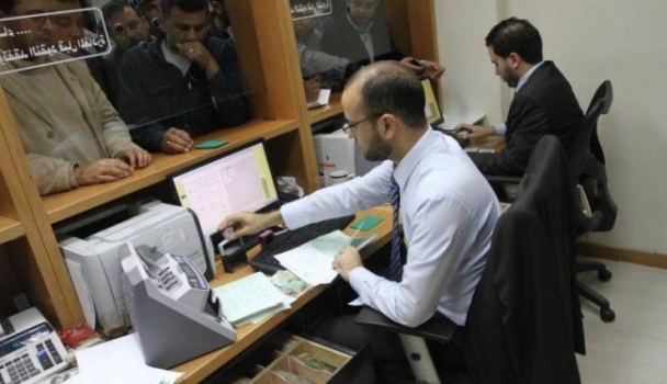 "النقد" تطالب بنوك غزة بعدم اقتطاع عمولة الشيكات الراجعة لموظفي الحكومة