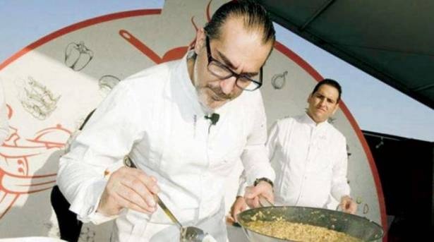 طهاة يتعرضون لموقف محرج أمام الزبائن (فيديو)