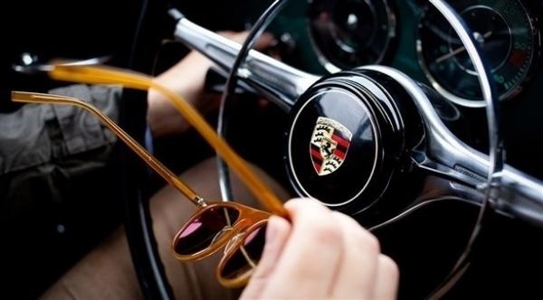 في بريطانيا.. غرامة مالية لمن لا يرتدي النظارة الشمسية أثناء القيادة