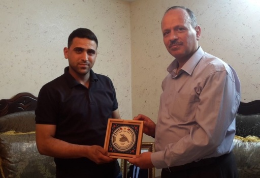 بالصور..سلطة جودة البيئة تكرم شاب قام بتسليم طائر العقاب لحديقة الحيوان في قلقيلية