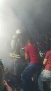 إخماد حريق هائل في محل مفروشات واجهزة كهربائية مستعملة بمخيم جنين .