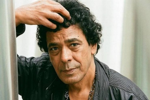 صور.. محمد منير يغني داخل غرفة العمليات في المستشفى