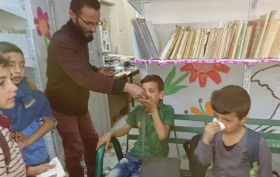 مواجهات في الخليل عقب اعتداء الاحتلال على طلبة مدرسة بقنابل الغاز