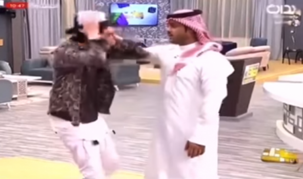 بالفيديو.. أخبروه بوفاة والده مباشرة على الهواء