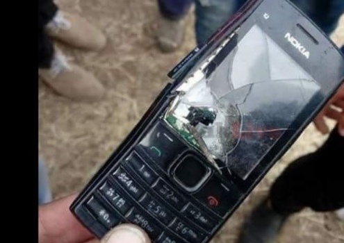 "الخليوي" تسبب بنجاته من رصاصة قناص