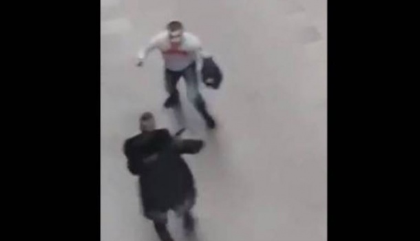 بالفيديو: شجار بين رجُلَيْن في الشارع.. بالسّكاكين والسواطير!