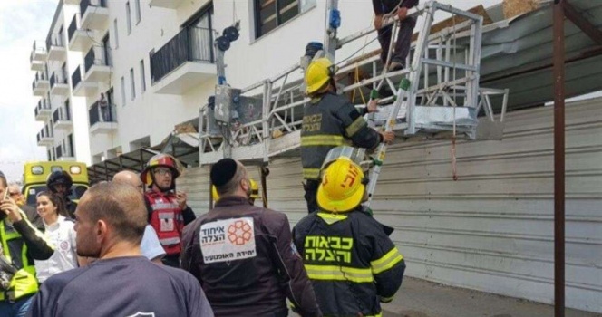 إصابة 6 عمال باصطدام حافلة بسقالات بناء