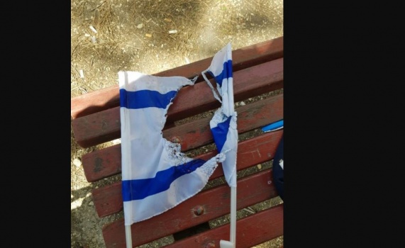 اعتقال 3 فلسطينيين أحرقوا أعلام إسرائيل