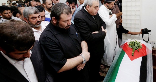 بالصور..تشييع مهيب للعالم البطش في ماليزيا تمهيدا لنقله إلى غزة