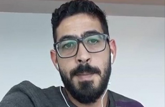 لاجئ سوري يعيش عالقا بمطار منذ أكثر من شهر