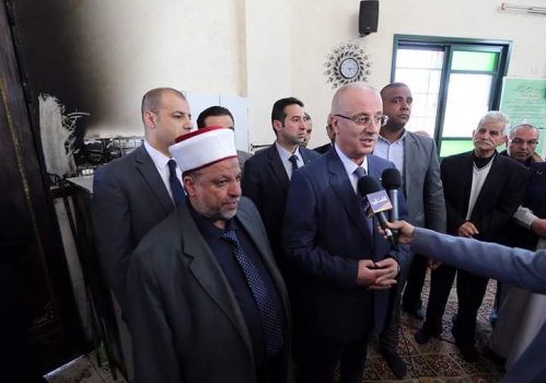الحمد الله يوعز بترميم مسجد عقربا الذي أحرقه المستوطنون ويحمل الحكومة الإسرائيلية المسؤولية